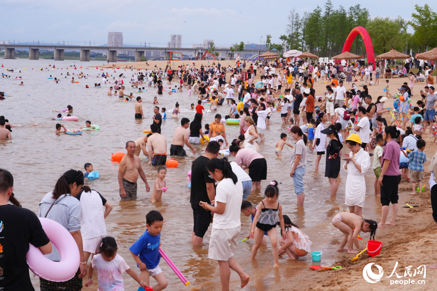 备受瞩目的赣江“两滩七湾”天然泳场正式向公众开放，南昌市民开启亲水新体验。人民网记者毛思远摄