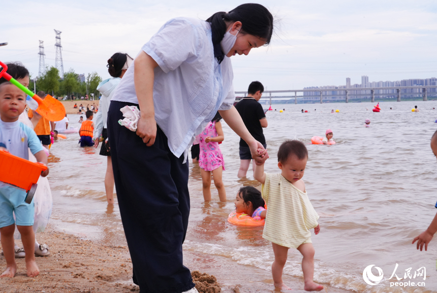 在七星湾泳场，市民游客乐享亲水生活。人民网记者毛思远摄