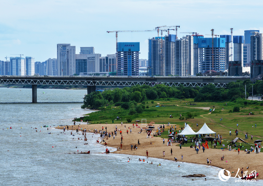 市民游客在红谷滩区摩天湾泳场亲水休闲。人民网记者毛思远摄