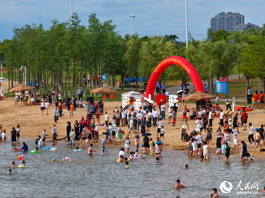 备受瞩目的赣江“两滩七湾”天然泳场正式向公众开放，南昌市民开启亲水新体验。人民网记者毛思远摄