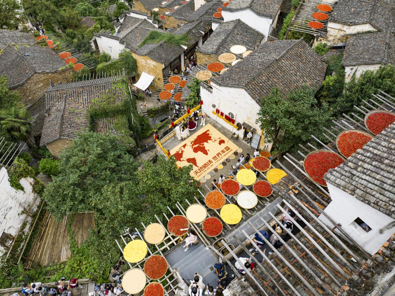 第十一届篁岭晒秋文化季盛大启幕：世界丰盈共绘“天地晒场”